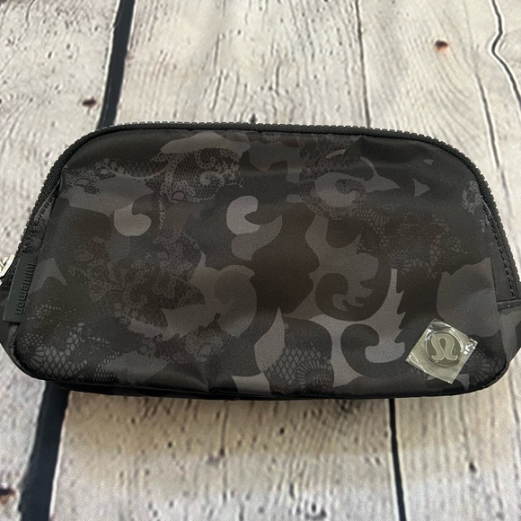 NWT LULULEMON EVERYWHERE BELT BAG 
COLOR HIDDEN HERITAGE LACE BLACK MULTI/BLACK - Picture 8 of 9